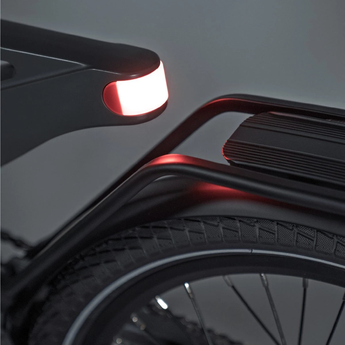 Berlin Bike 2GO E-Bike, 2 go schwarz ruecklicht detail 1080x1080