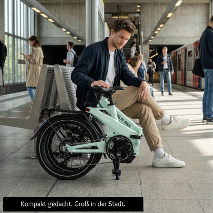 Berlin Bike 2GO E-Bike, Faltrad ebike kompakt gedacht in der stadt beim warten am bahnhof 1080x1080