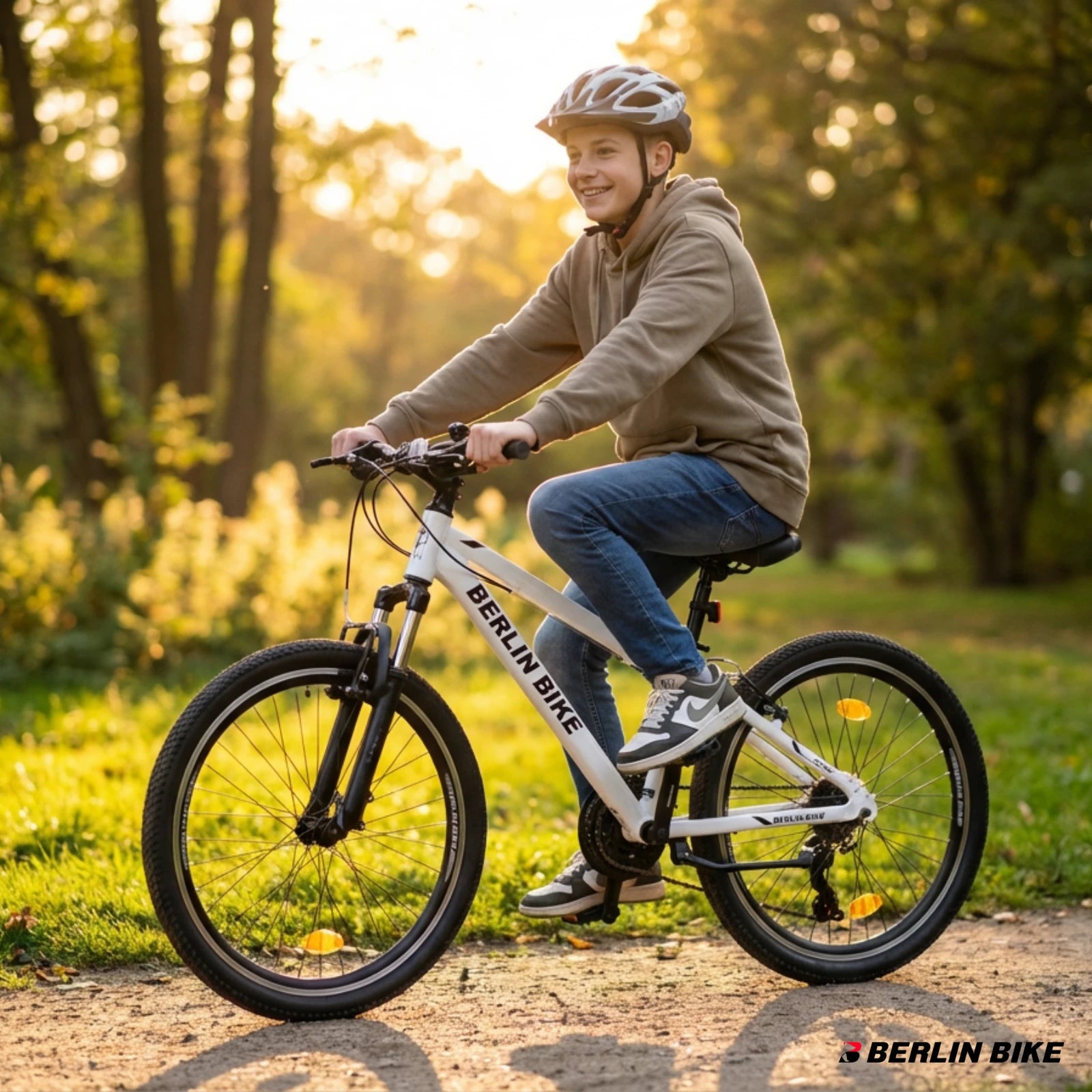 Berlin Bike MTB1 24 Zoll Kinderfahrrad, Weiss lifestyle junge faehrt fahrrad im park
