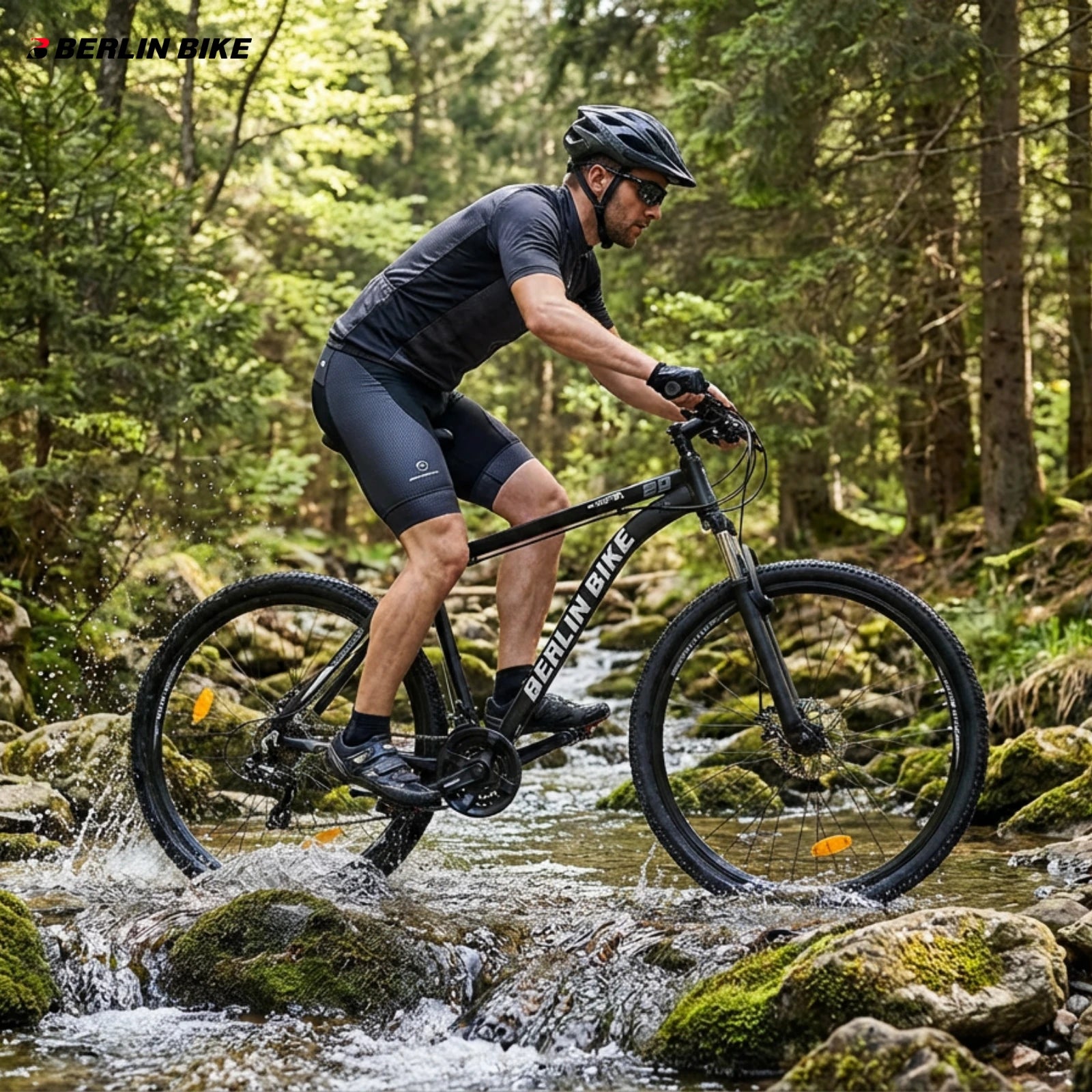 Mountainbike-Fahrer auf einem 29 Zoll Berlin Bike MTB durchquert einen Bach im Wald unter schwierigen Trail-Bedingungen