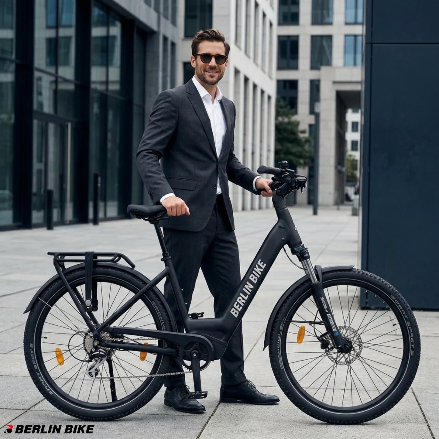 Berlin Bike SUV E-Bike, Ebike karismatischer mann auf dem weg zur arbeit 1080x1080